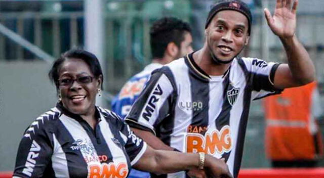 Ronaldinho le dedicó estupendo gol a su madre cuando jugaba por el Mineiro.