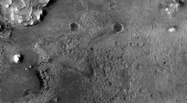Imagen de alta resolución de la superficie de Marte, con un punto verde que muestra dónde aterrizó el rover Perseverance de la NASA en el cráter Jezero.