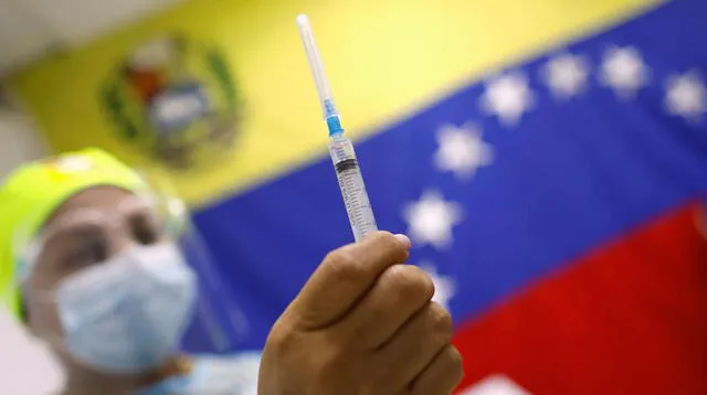 Políticos venezolanos se vacunan primero