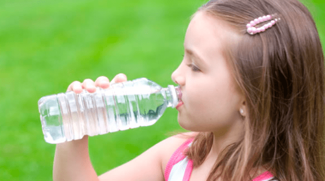 Es importante cuidar la hidratación de nuestros hijos. Muchas veces se distraen por el juego y no consumen la cantidad de agua necesaria.