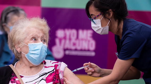Ciudadana chilena es vacunada contra la COVID-19 en Santiago de Chile.