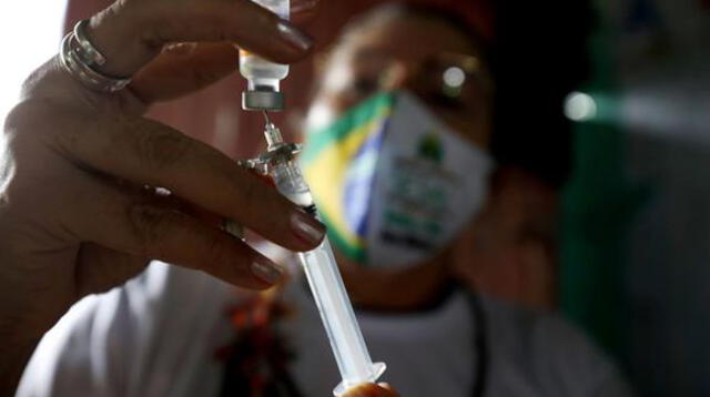 María Angélica de Carvalho Sobrinho, de 53 años, fue la primera persona vacunada en el estado de Bahía, en el noreste de Brasil.