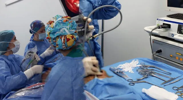 Médicos de EsSalud extirpan tumor en nariz de joven paciente.