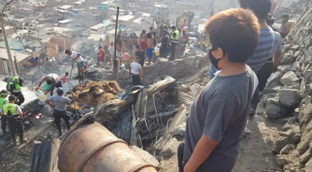 Bomberos ya están en la zona atendiendo la emergencia.