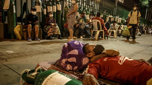 Familiares de pacientes con COVID-19 realizan largas colas para poder adquirir oxígeno medicinal. | Foto: John Reyes/La República