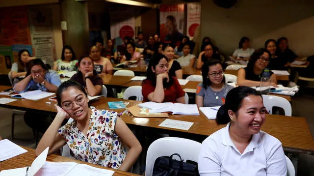 Enfermeras filipinas asisten a una conferencia en un centro de revisión del Sistema Internacional de Pruebas del Idioma Inglés (IELTS) en Manila. 2 de abril de 2019.