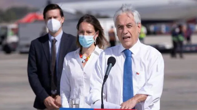 El presidente de Chile, Sebastián Piñera (derecha), ofrece una rueda de prensa durante la llegada de vacunas chinas Sinovac, en el aeropuerto de Santiago (Chile).