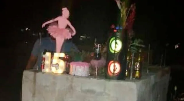 Al cementerio llevaron flores, unas bailarinas rosadas para los centros de mesa, un rotulo iluminado con el número 15, y una pequeña torta rosada.