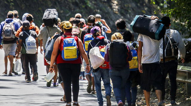 Migrantes venezolanos caminan por una carretera en Cúcuta, Colombia (frontera con Venezuela) el 2 de febrero de 2021.