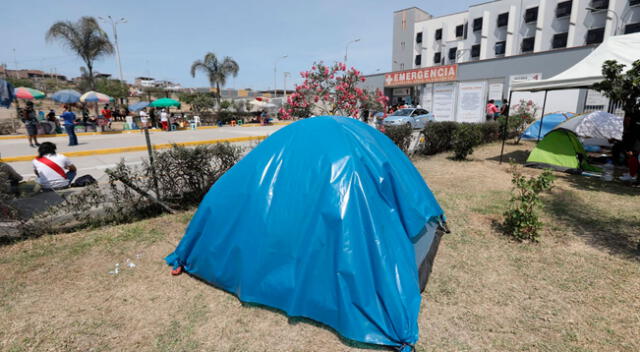 Familiares de pacientes con COVID-19 se encuentran acampando desde hace una semana en los exteriores del Hospital de Emergencias de Villa El Salvador.