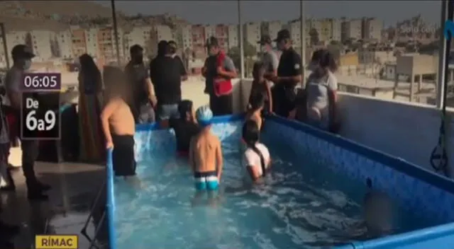 En el inmueble se encontraron a más de 30 personas realizando una parrilla y hasta habían colocado una piscina para que los menos jueguen.