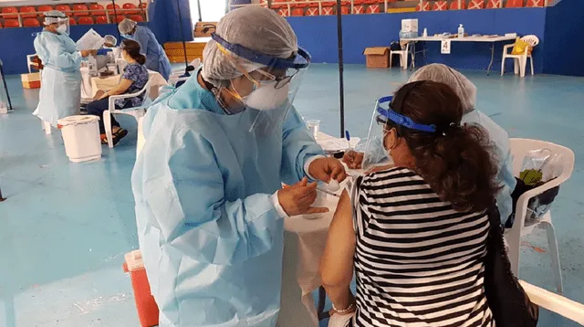El personal mayor de 65 años del Hospital Casimiro Ulloa recibió la primera dosis de la vacuna Sinopharm.