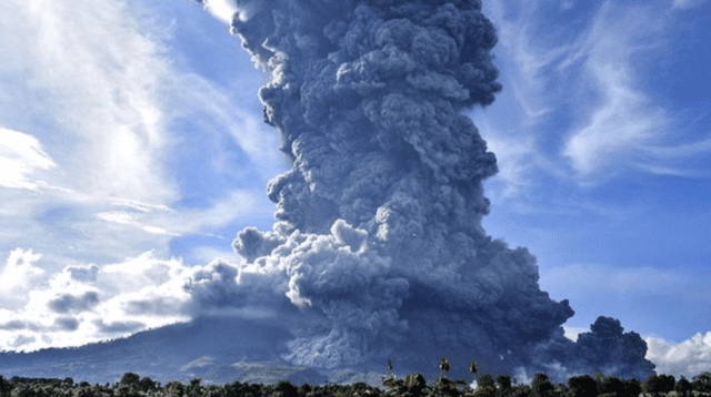 El volcán Sinabung entró en erupción este martes en Indonesia