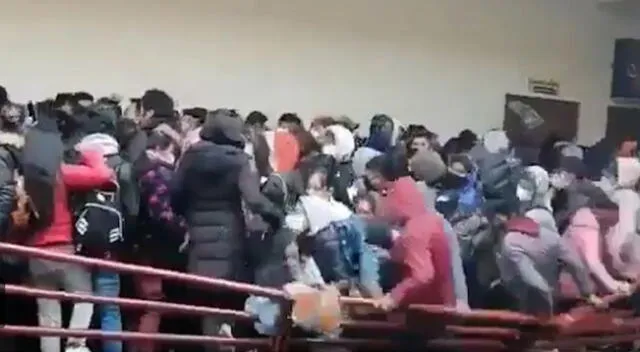 Jóvenes cayeron luego de que una baranda se rompió en la Universidad Pública de El Alto.