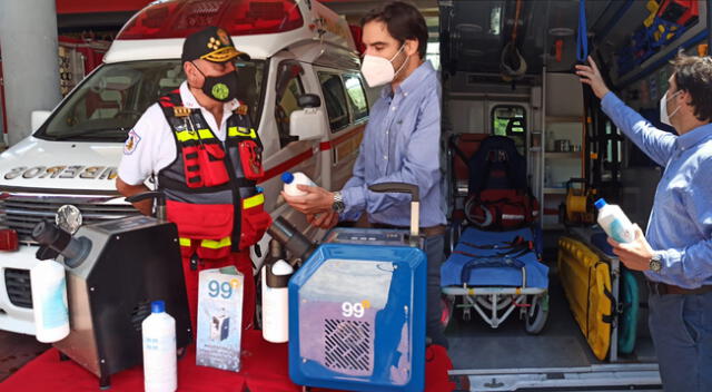 Bomberos recibendonaciones para desinfectar sus unidades.