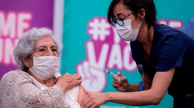 Chile se acerca a la meta de vacunar al 80% de los adultos mayores de 65 años.