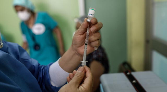 Esta noche llegan 50.000 dosis de la vacuna Pfizer para completar la fase 1 de la inmunización a la ciudadanía peruana.
