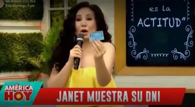 Janet Barboza muestra su DNI en vivo.