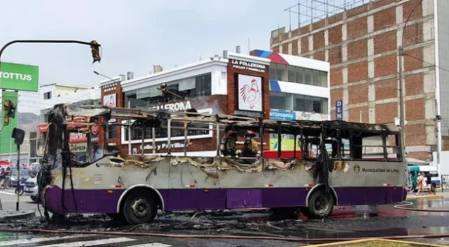 Bus se incendió en plena vía pública. ATU confirmó que no hay heridos.
