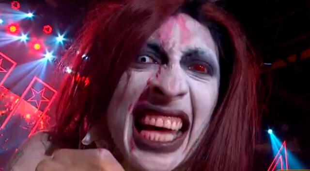 Mike Bravo imita al controversial cantante Marilyn Manson.