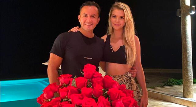 El hijo de César Acuña compartió una foto en la que aparece junto a la modelo y empresaria con un ramillete de rosas rojas.