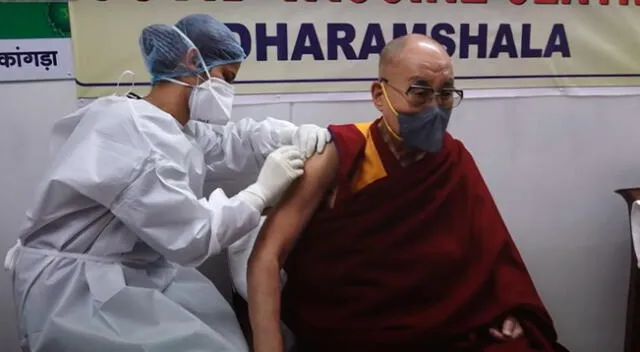 Dalai lama se vacuna contra el coronavirus