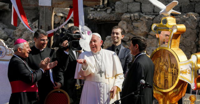 El Papa Francisco oró el domingo por las “víctimas de la guerra” frente a una iglesia centenaria en la ciudad de Mosul.