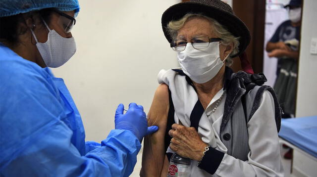 EsSalud ha facilitado cinco puntos de vacunación para adultos mayores en Lima.
