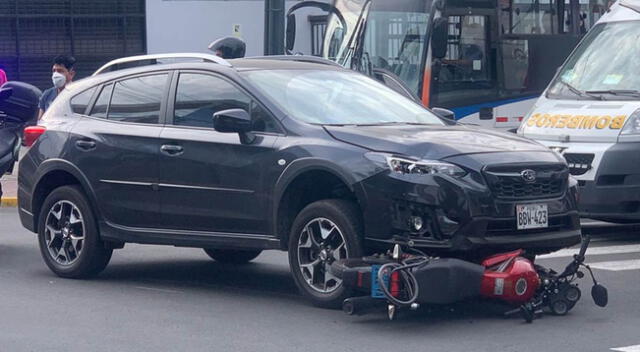 Un accidente de tránsito en San Isidro dejó dos heridos tras el choque entre una camioneta y una moto.