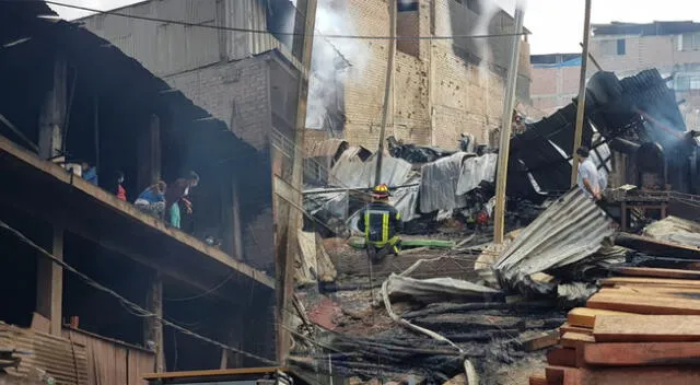 Incendio en VMT arraza con local del rubo maderero.