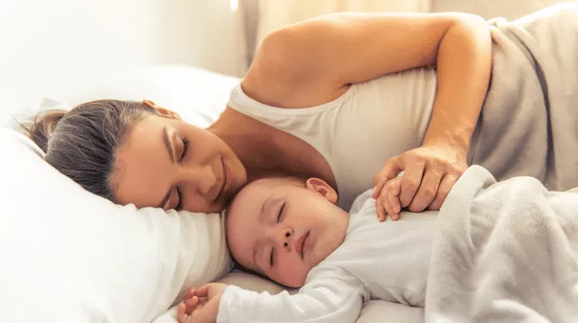 Dormir con tu bebé puede ayudar a regular su sueño.