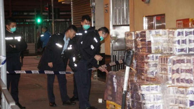 Los tres autores admitieron haber utilizado un cuchillo para amenazar a un repartidor a la salida de un gran supermercado en el barrio obrero de Mongkok.