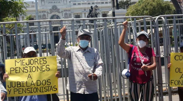 Fonavistas exigen la devolución de sus aportes en los exteriores del Congreso de la República.