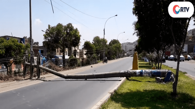 Dos postes de luz caen en plena vía pública