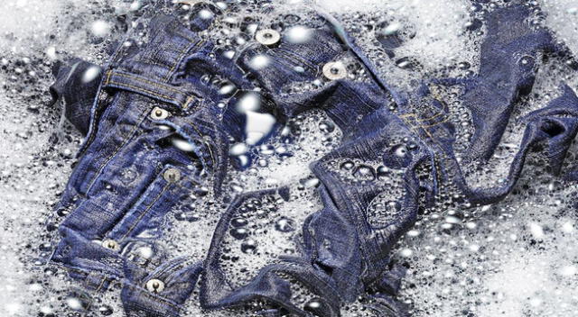 Nunca laves los jeans con agua caliente.