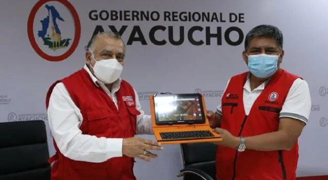 El ministro de Transportes y Comunicaciones, Eduardo González, hizo la entrega de 4,298 tabletas al gobernador regional de Ayacucho, Carlos Rúa Carbajal.
