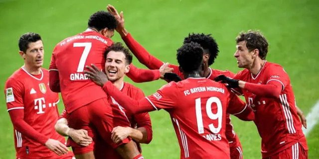 Festejan los jugadores del Bayern Múnich su gol anotado al Bremen.
