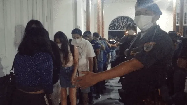 Agentes de la PNP detuvieron a más de 100 jóvenes en una fiesta clandestina.