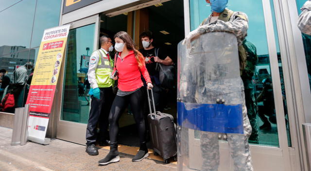 El MTC recordó que el uso de la mascarilla y el protector facial seguirá siendo obligatorio en el terminal de los aeropuertos y en los aviones mientras continúe la pandemia.