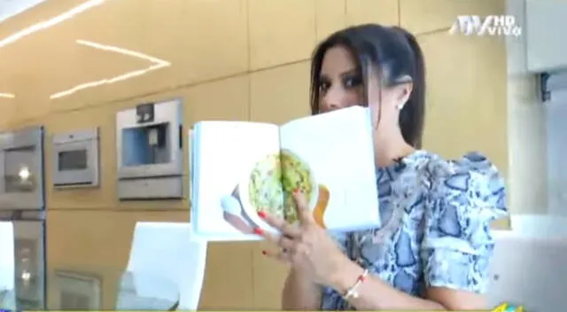 Al presentar su libro, María Pía Copello dio un tour de su cocina a las cámaras del programa de Magaly Medina