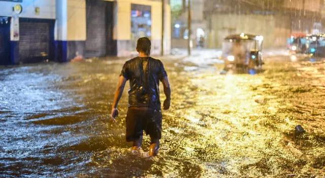 Iquitos quedó sumergido tras una hora de lluvias. Precipitaciones pluviales también afectaron uno de los principales hospitales de la ciudad.