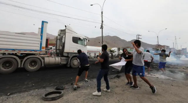 Manifestantes insisten en bloquear las principales carreteras del Perú y se inició un intenso enfrentamiento con la PNP.