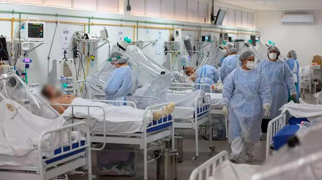 Un equipo médico revisa a un grupo de pacientes en UCI para COVID-19 del Hospital Gilberto Novaes en Manaos, Brasil.