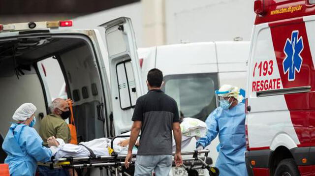Personal médico de una ambulancia traslada a un paciente para remitirlo a un hospital Brasilia. Brasil es considerado actualmente el epicentro global de la crisis sanitaria por el coronavirus.