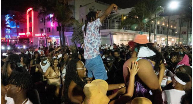 Una gran multitud de personas participa en una fiesta en la calle, durante las vacaciones de primavera en Miami Beach, Florida, Estados Unidos.