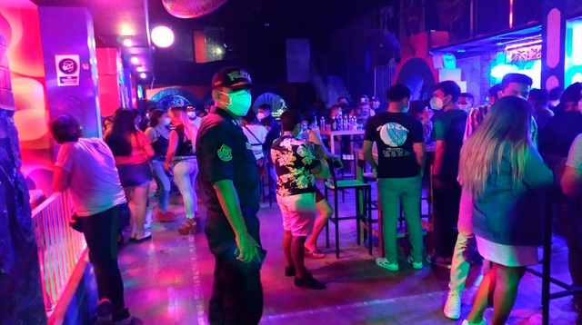 La Policía de Chiclayo realizó un operativo a un discoteca donde se encontraron más de 120 personas festejando.