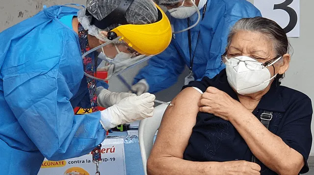 La jornada de vacunación contra el coronavirus inició para los adultos mayores de 80 años en San Martín de Porres.