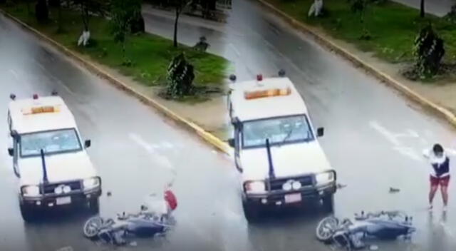 Motociclista salva de morir tras ser atropellado por ambulancia.