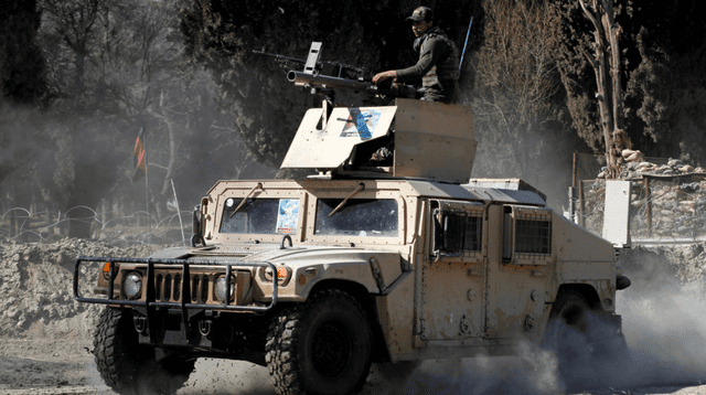 Blindado afgano patrullando el distrito de Shirzad