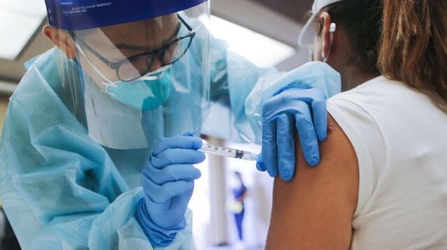 Perú empezó a vacunar contra el coronavirus en febrero con las primeras dosis de Sinopharm. Desde ese entonces, se han reportado diversos casos de inmunización irregular.